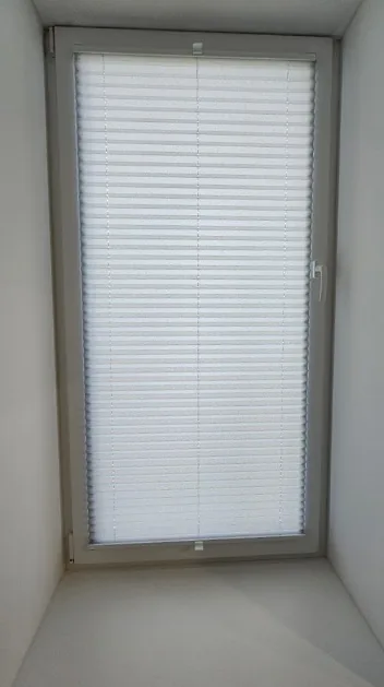 Plisé žalúzia na úzkom presklení
